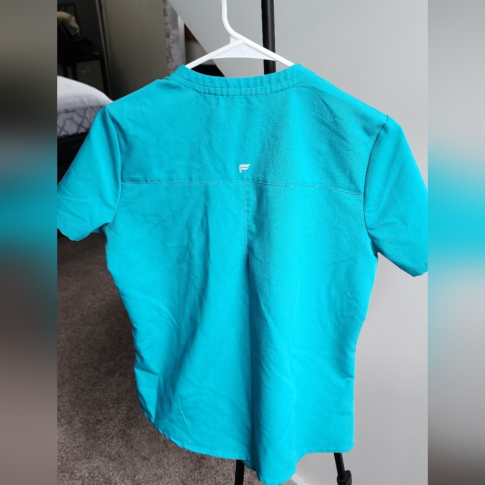 Fabletics Method 2-Pocket Scrub Top - Picture 4 of 7